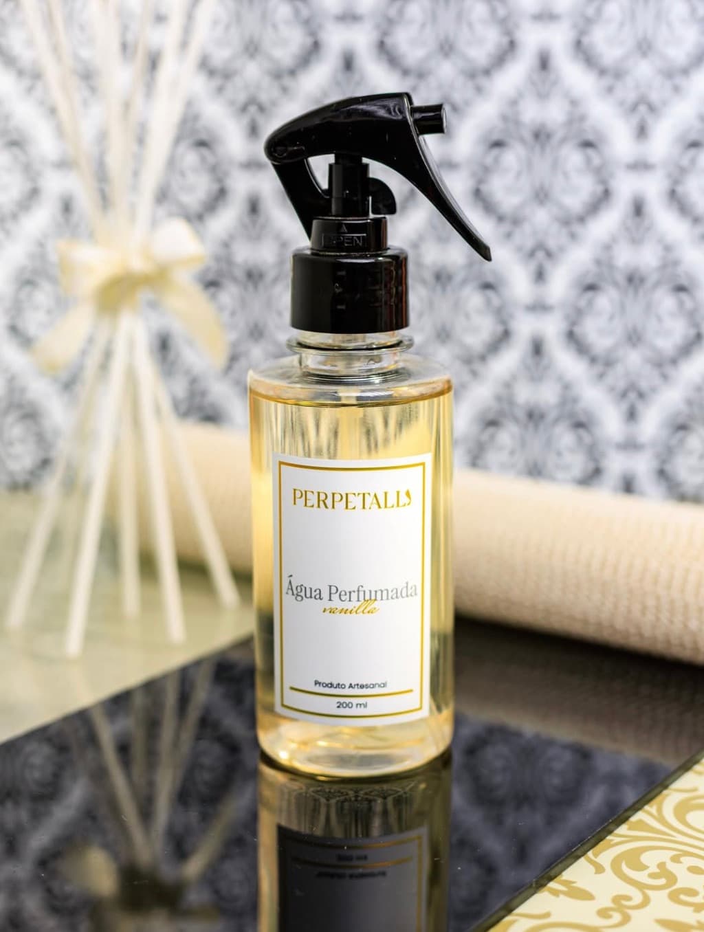 Home spray Perpetalli em um ambiente decorado